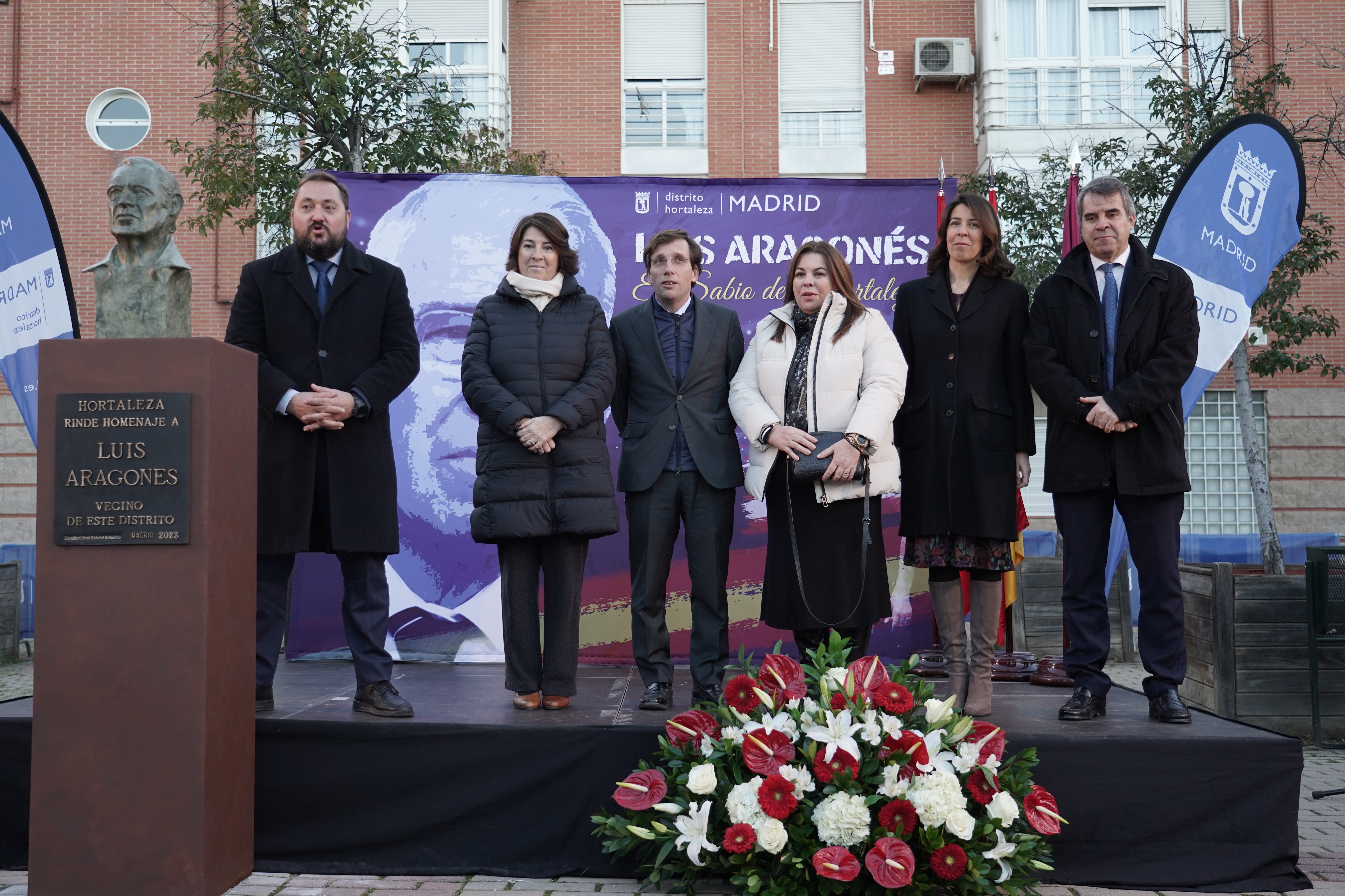 El alcalde, José Luis Martínez-Almeida, durante el homenaje a Luis Aragonés en Hortaleza